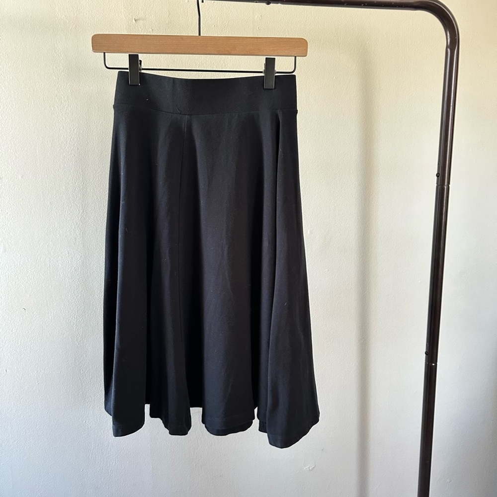 A line versatile, black skirt
